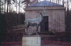 Die Grabstätte und der Bronzenener Hirsch